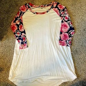 Mid sleeve, M soft tee like blouse!